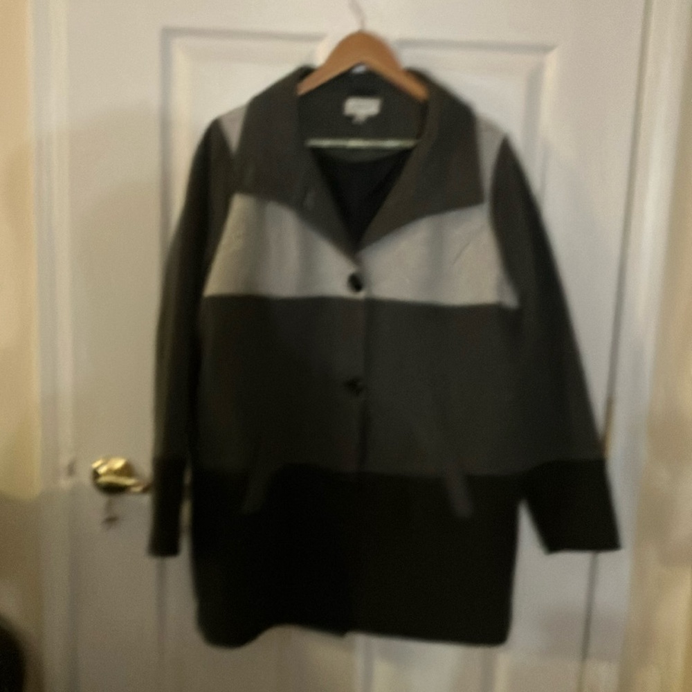 Beautiful woman’s tri colored gray coat with 2 side pockets Brand New Condition
